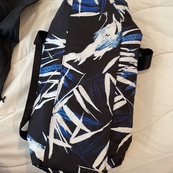 Fabletics 🔥sale🔥black blue and white athletic bag - Picture 13 of 16